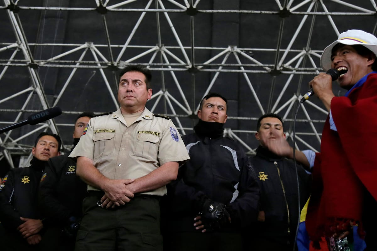 Ecuador: Policías son obligados a cargar cadáver de indígena; los liberan