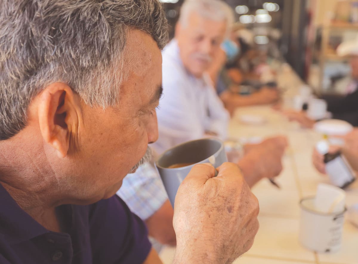 En el Café Cele del Mercado Municipal de Hermosillo, que funciona desde 1958, cada taza se guarda para que los clientes puedan regresar y disfrutar nuevamente de su café favorito. FOTO: JULIÁN ORTEGA