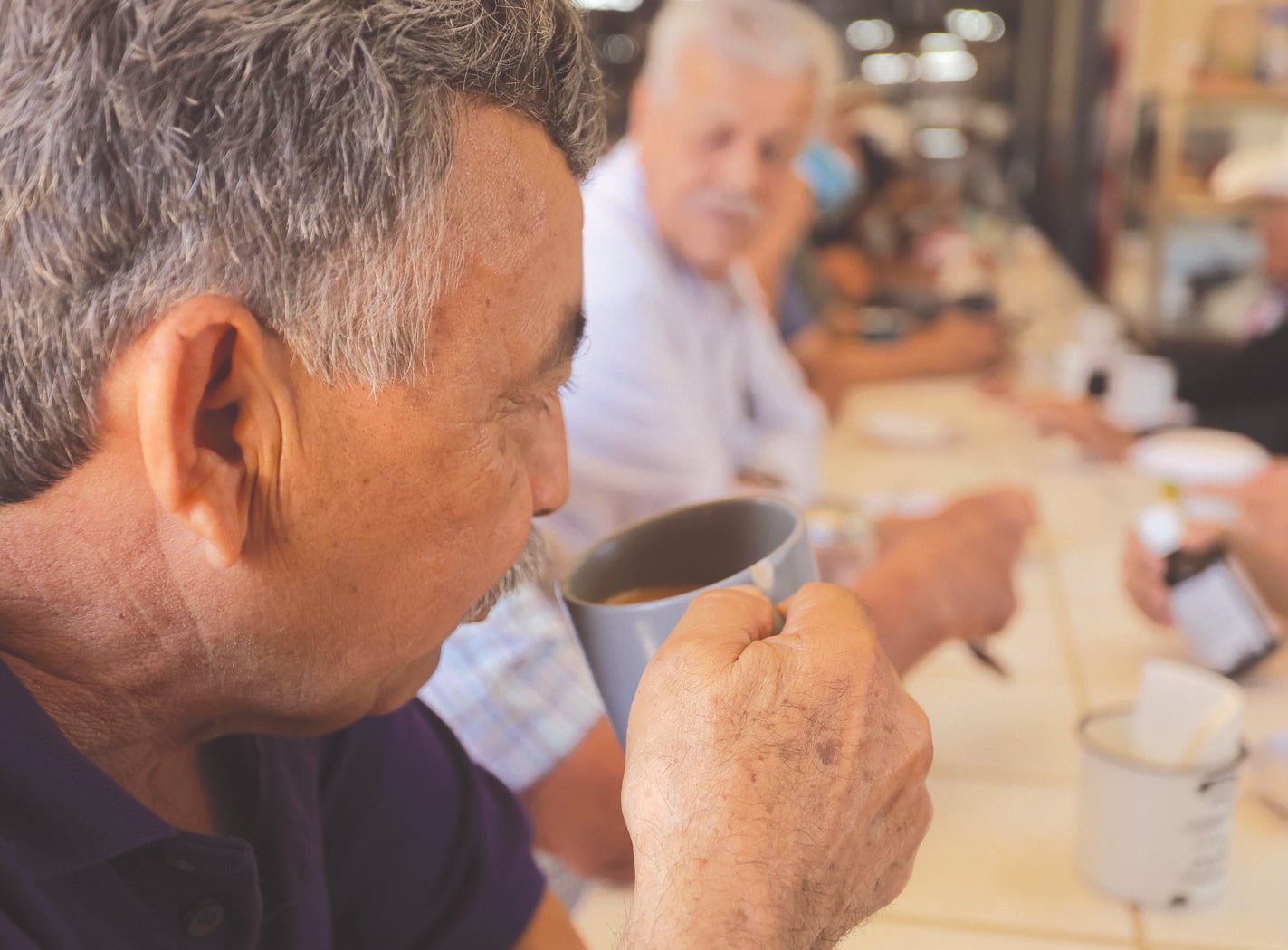 En el Café Cele del Mercado Municipal de Hermosillo, que funciona desde 1958, cada taza se guarda para que los clientes puedan regresar y disfrutar nuevamente de su café favorito. FOTO: JULIÁN ORTEGA