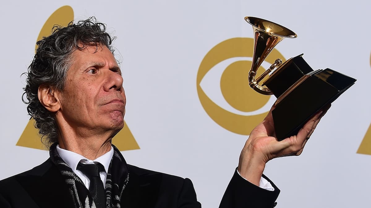Chick Corea. El músico de jazz con más Grammys, con 27 galardones en su carrera. | Chick Corea holds his Grammy after winning Best Jazz Instrumental Album Trio, "Fingerprints", in the press room during the 57th annual Grammy Awards in Los Angeles, California on February 8, 2015. AFP PHOTO / FREDERIC J. BROWN (Photo by Frederic J. BROWN / AFP) (Photo by FREDERIC J. BROWN/AFP via Getty Images)