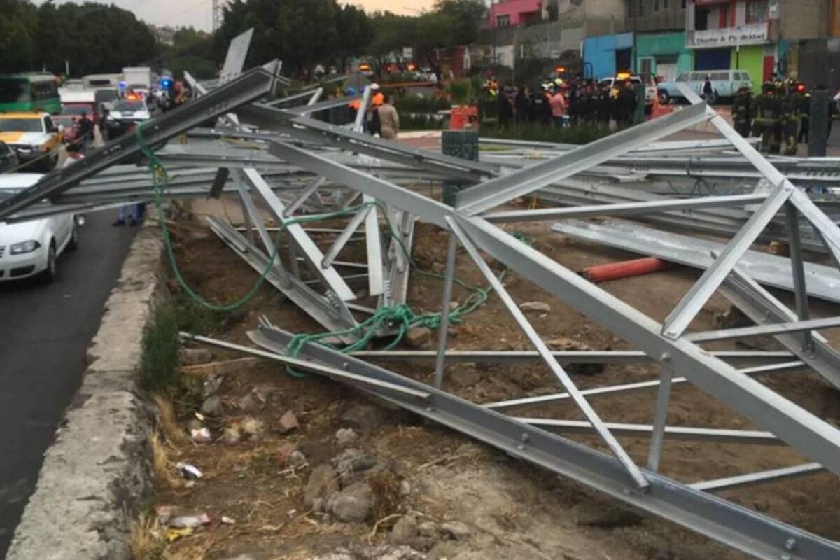 CDMX: Cae torre eléctrica sobre Eje 6 Sur y Ermita; reportan un herido