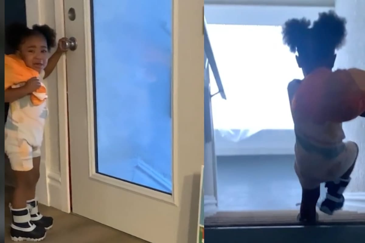 Una niña se va de su casa con una bolsa al hombro porque le pidieron que limpiara su cuarto