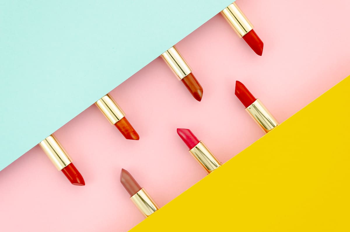 Los tonos nude, rosas, corales, naranjas o rojos vivos reflejan mejor la luz y hacen que los labios se vean más amplios y definidos. | Foto: Freepik