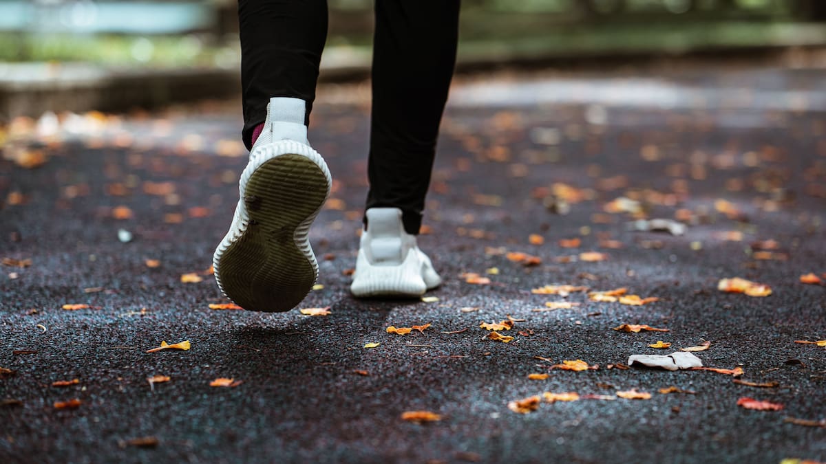 Oncólogo advierte que vivir más no depende de dietas estrictas, sino de caminar todos los días y moderar la cantidad de comida para reducir enfermedades y alargar la vida