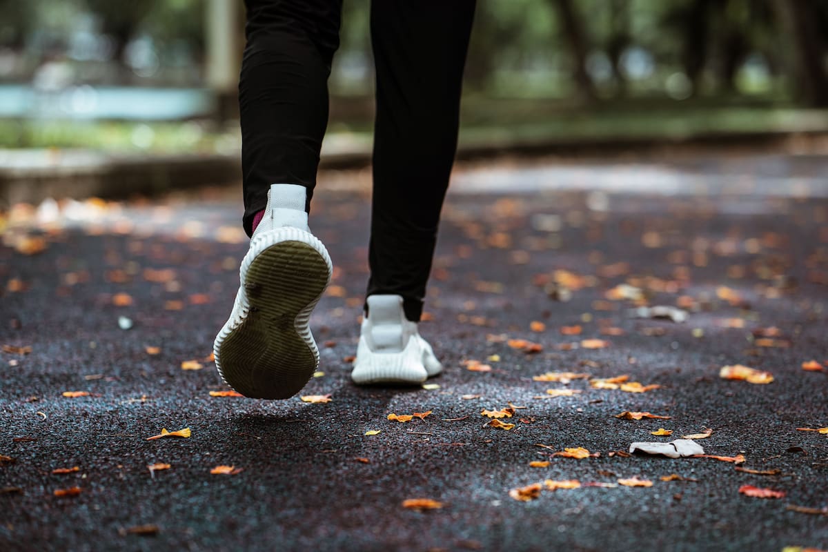 Oncólogo advierte que vivir más no depende de dietas estrictas, sino de caminar todos los días y moderar la cantidad de comida para reducir enfermedades y alargar la vida