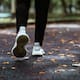 Oncólogo advierte que vivir más no depende de dietas estrictas, sino de caminar todos los días y moderar la cantidad de comida para reducir enfermedades y alargar la vida