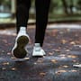 Oncólogo advierte que vivir más no depende de dietas estrictas, sino de caminar todos los días y moderar la cantidad de comida para reducir enfermedades y alargar la vida