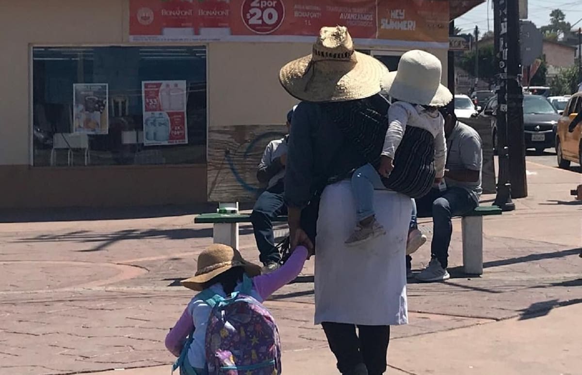 Los niños vendiendo y pidiendo dinero incrementan con la llegada del verano en la zona turística del municipio. Foto: Carmen Gutiérrez