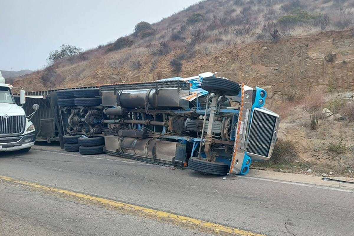 Vuelca tráiler cargado de tomate que se dirigía a San Quintín