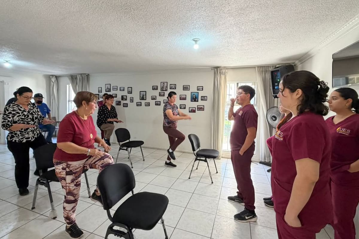 Estudiantes llevan terapias gratuitas a adultos mayores en SLRC