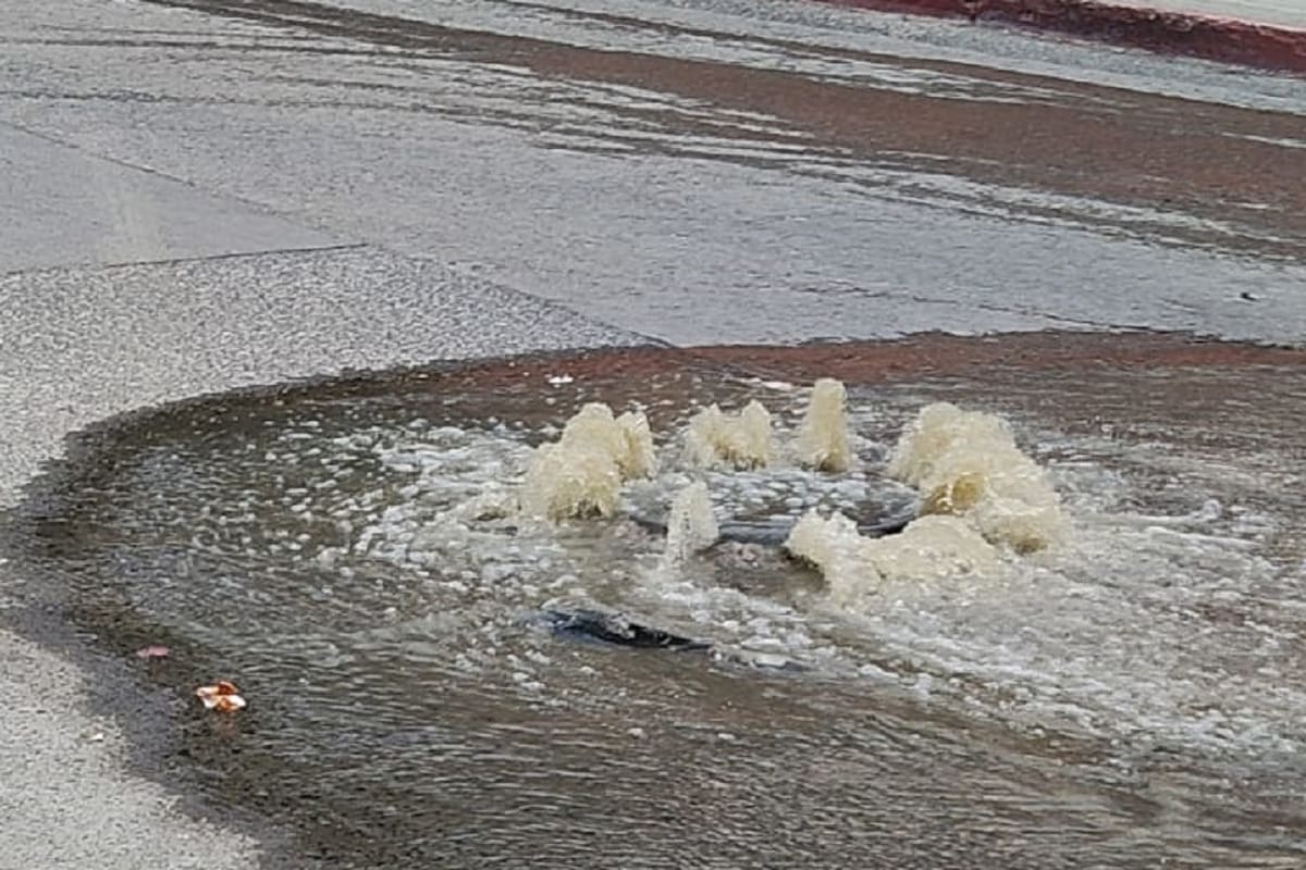 Derrames de aguas negras afectan calles de la colonia Niños Héroes