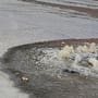 Derrames de aguas negras afectan calles de la colonia Niños Héroes