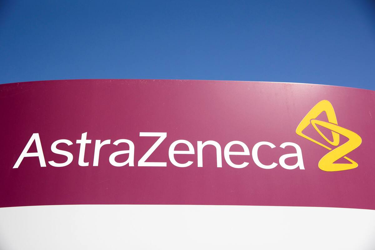 Imagen de archivo del logo de AstraZeneca afuera de su sede para Norteamérica en Wilmington, Delaware, Estados Unidos. 22 de marzo, 2021. REUTERS/Rachel Wisniewski/Archivo
