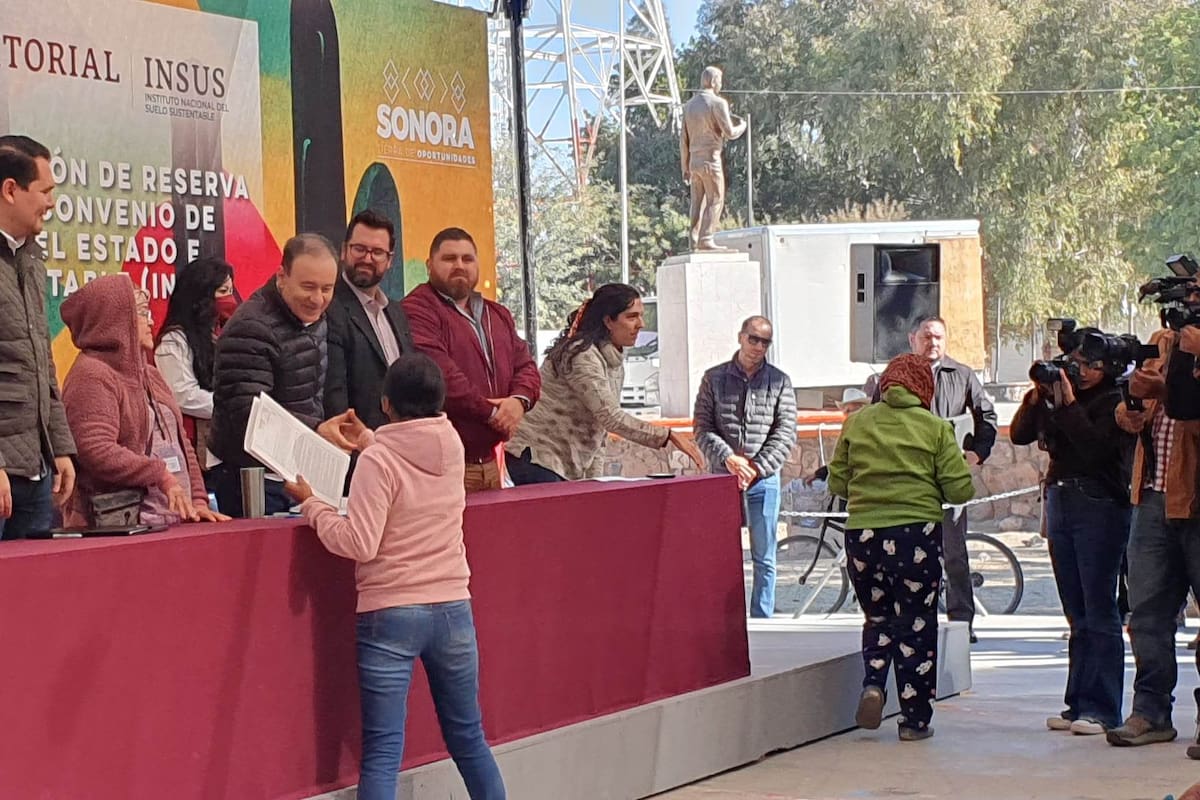 Entrega Alfonso Durazo títulos de propiedad a familias del poblado Miguel Alemán
