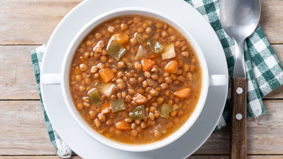 Nutriólogos explican que comer lentejas sí aporta hierro, pero combinarlas con alimentos ricos en vitamina C multiplica su absorción y puede marcar la diferencia para prevenir la anemia, especialmente en personas con dietas basadas en vegetales