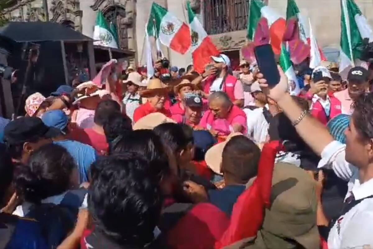 “Marea rosa” e integrantes de la CNTE chocan en Zócalo de CDMX
