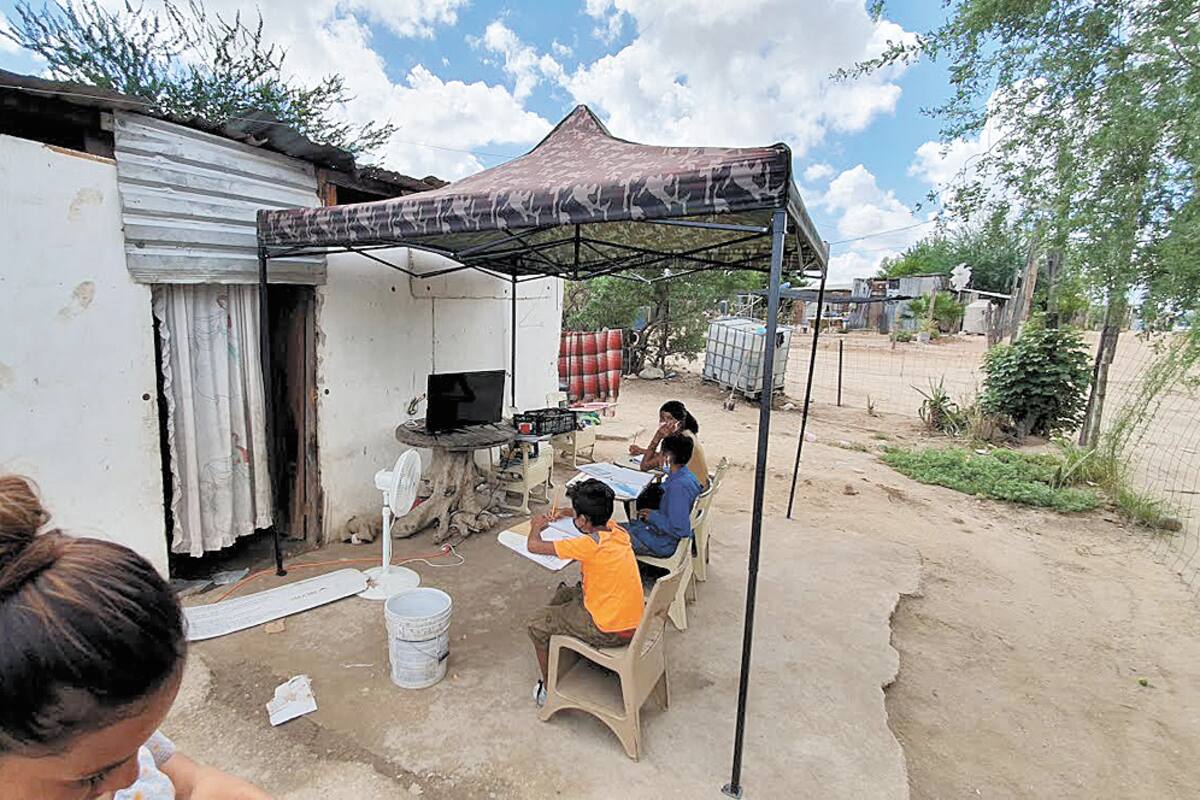 Reciben clases bajo una carpa en las Tres Reynas