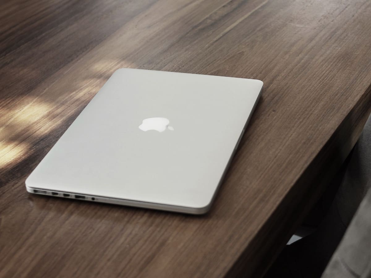 Ricardo Monreal aseguró que las MacBook obsequiadas serán devueltas al finalizar la legislatura. | Ilustrativa de Canva