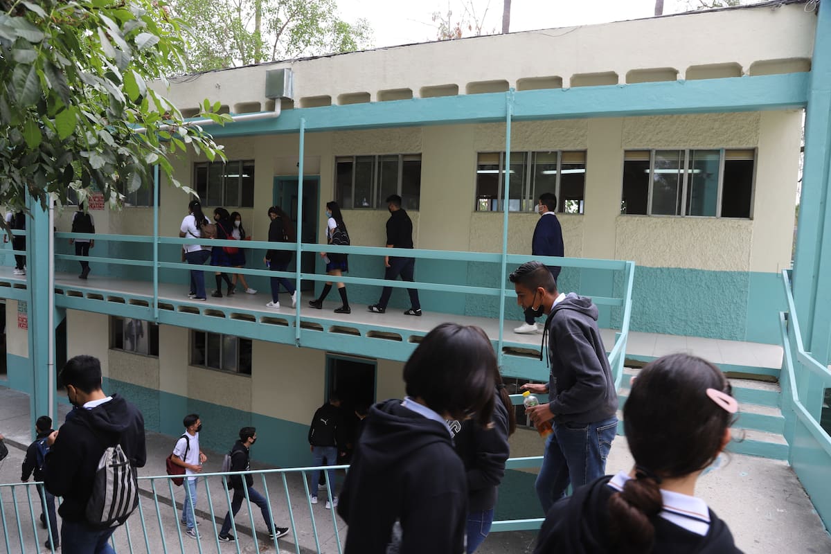 Preparatoria Federal Lázaro Cárdenas gestiona recursos federales para reparar daños por sismo en 2025