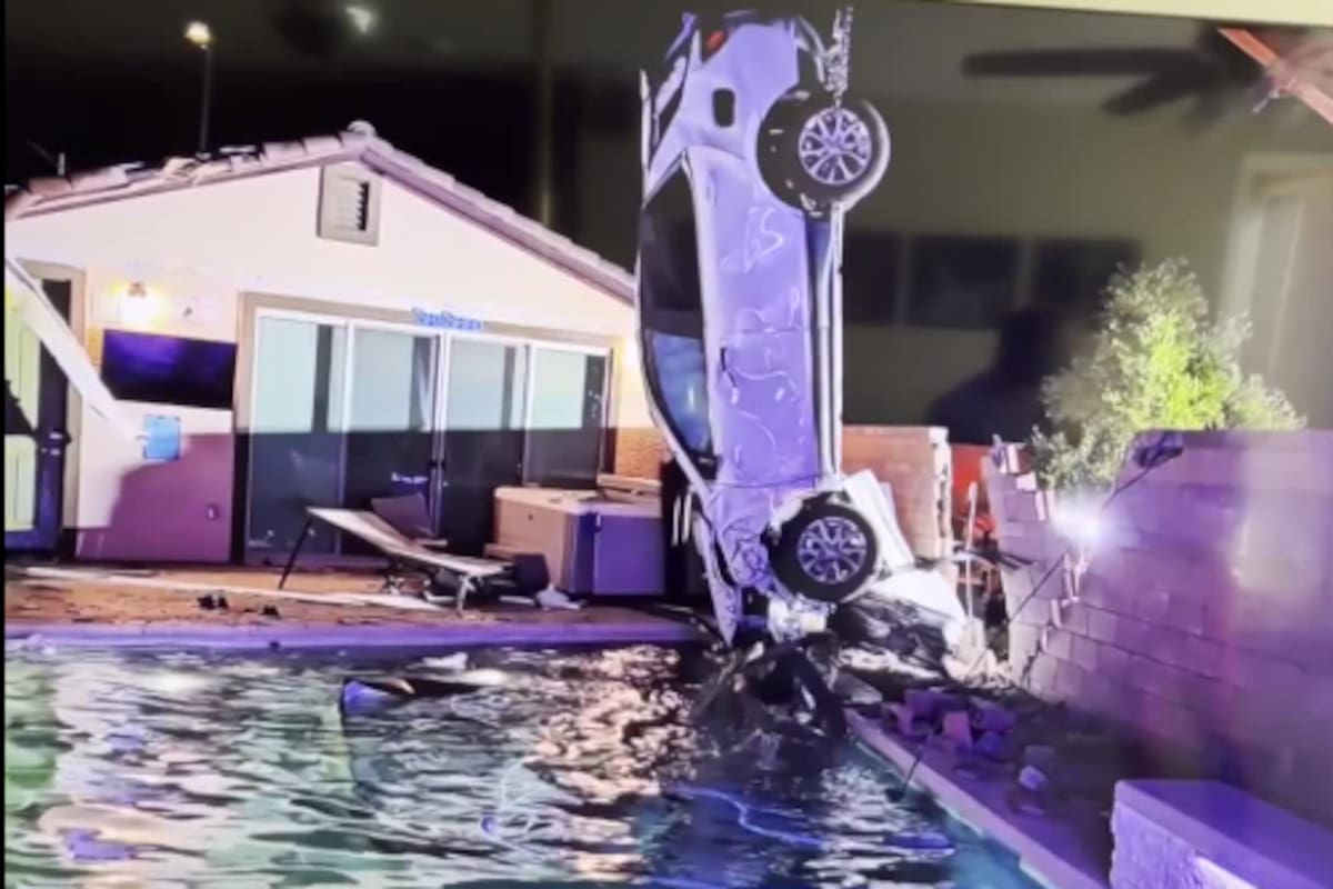 VIDEO: Mujer ebria choca contra barda de una casa en Nevada, sale expulsada de su auto y cae en alberca sin sufrir ninguna herida