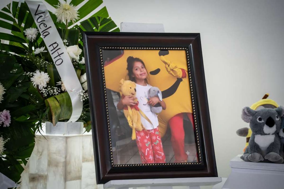 Entre flores, peluches y los dulces que más le gustaban, familiares y seres queridos despidieron a la menor durante los servicios funerarios en la funeraria El Paraíso, en la Zona Centro. Foto: Border Zoom