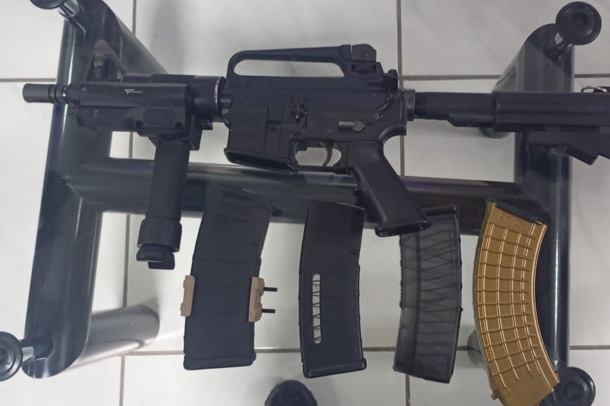 Policías encuentran arma larga en vehículo