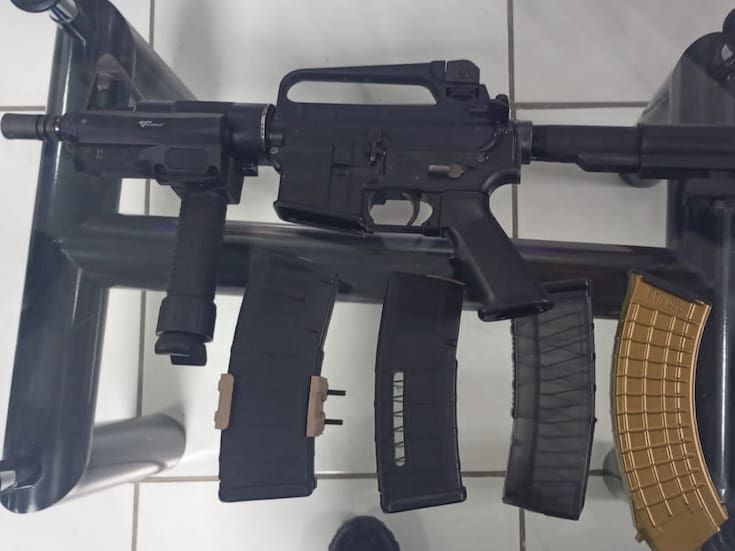 Policías encuentran arma larga en vehículo