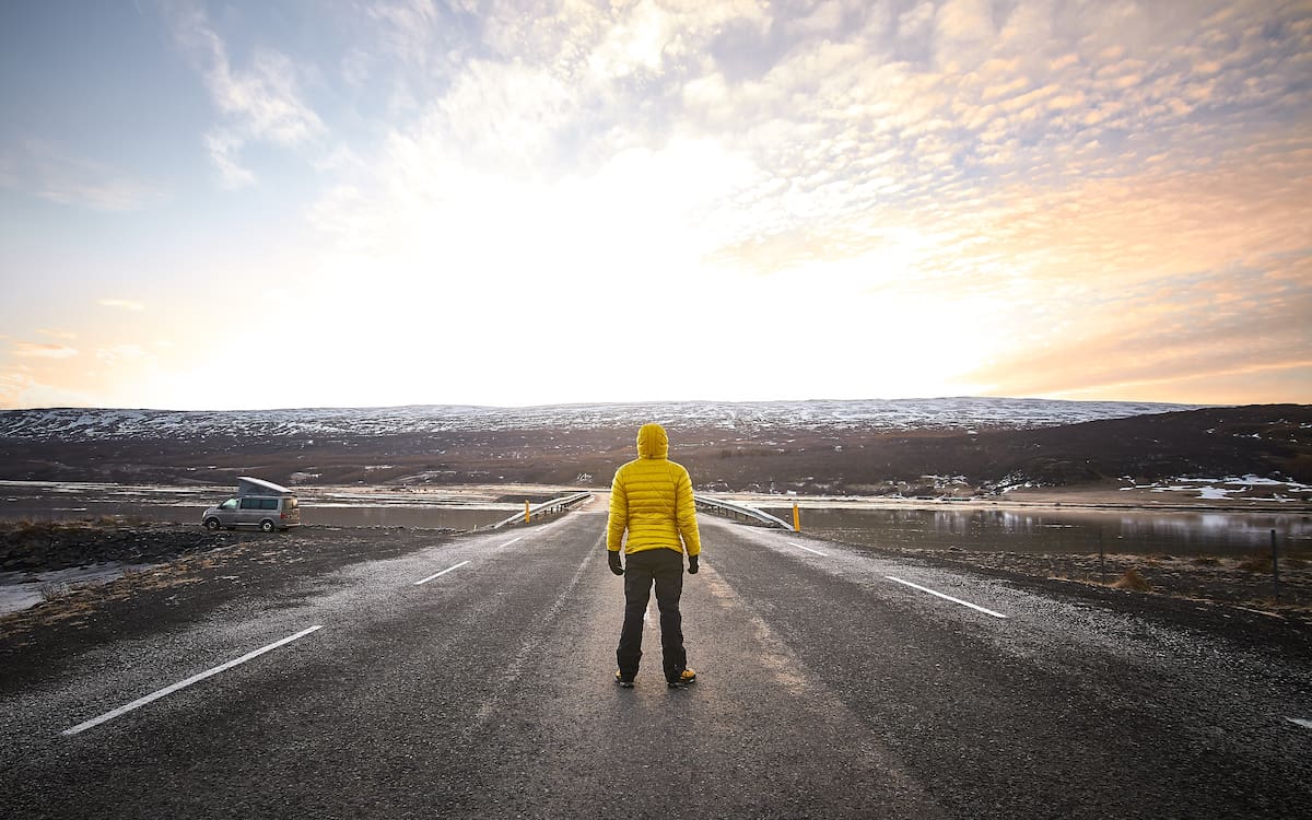 enfocarse en el “qué hubiera pasado si” mantiene a la mente atrapada en escenarios hipotéticos | Foto: Freepik