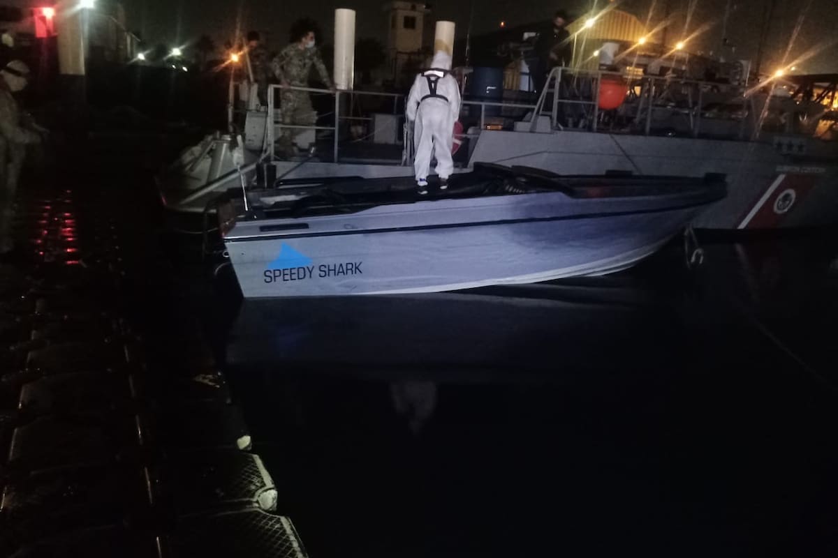 Rescatan a tres personas de una embarcación en riesgo