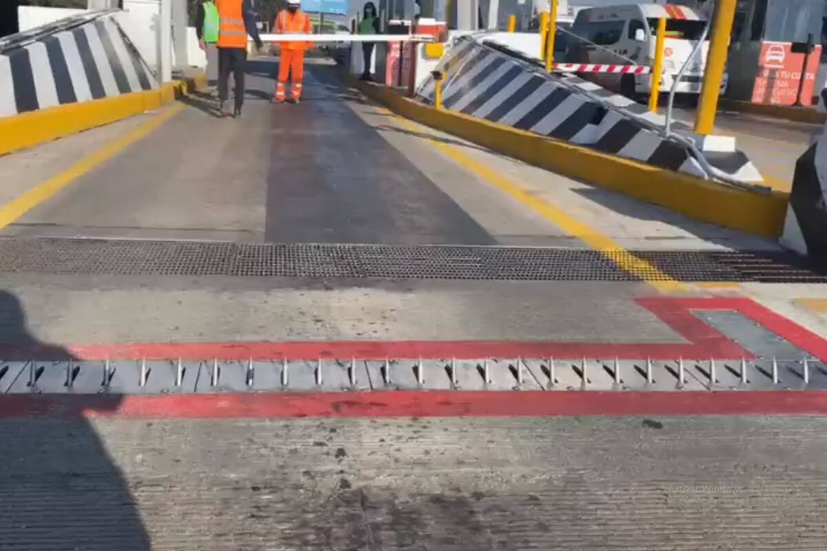 Tráiler estrena 'ponchallantas' de caseta de cobro las Américas en el municipio de Ecatepec