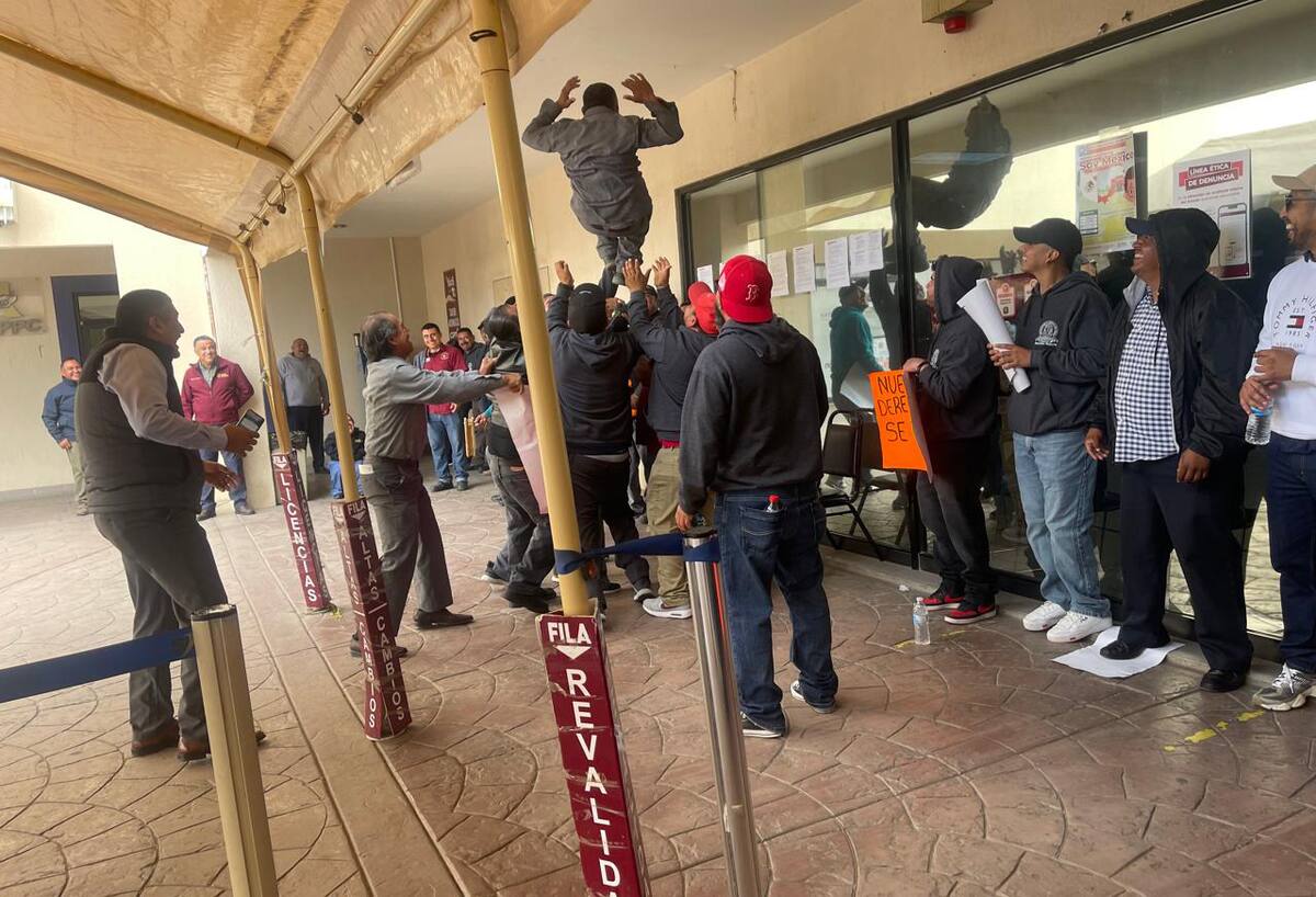 La manifestación y cierre de las oficinas que inició antes de arrancar con la jornada de trabajo del jueves y se prolongó el resto del día.