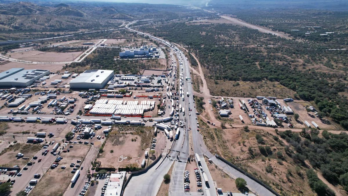El Bloqueo en la garita Mariposa y el recinto fiscal en Nogales, Sonora, impidió el paso de productos de exportación hacia Estados Unidos y generó afectaciones económicas. FOTO: MANUEL JIMÉNEZ