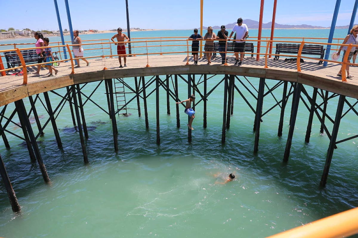 ¿Clavados prohíbidos en muelle de Bahía de Kino? Estas son las multas por lanzarse desde ese punto al mar