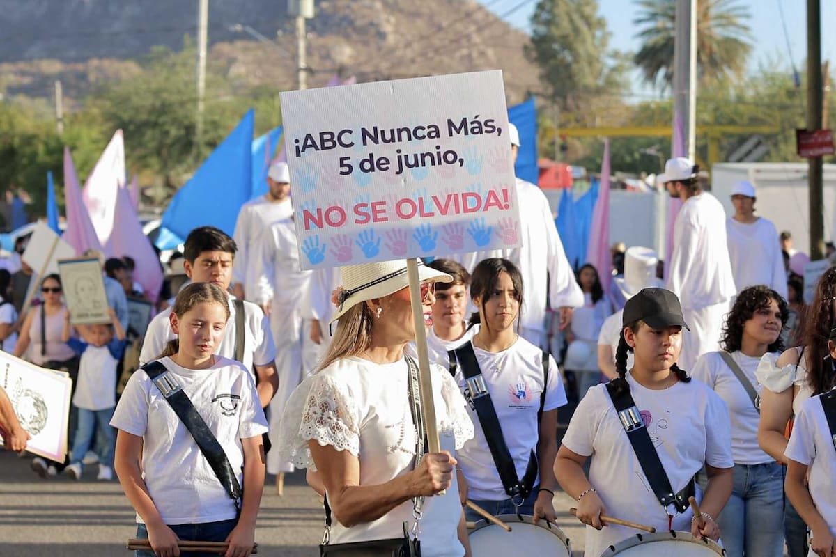 Bajo los lemas “ABC, nunca más” y “Ni perdón, ni olvido”, caminaron desde la estancia infantil hasta el Museo de la Universidad de Sonora, en un acto solemne acompañado por tambores, retratos de los pequeños y globos en su memoria. Foto: Julio A. Clark