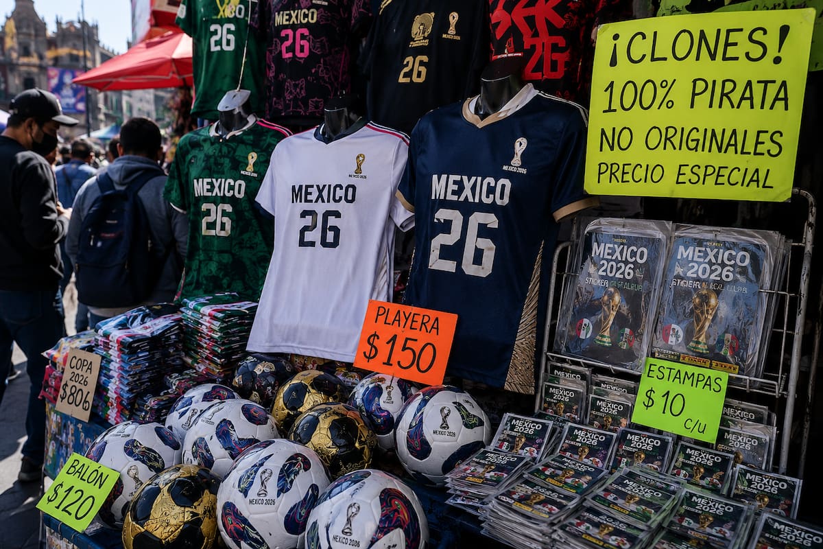 Venta de artículos pirata del Mundial 2026 dejarán pérdidas de 400 millones de pesos en CDMX; advierten riesgos en recaudación fiscal y consumidores
