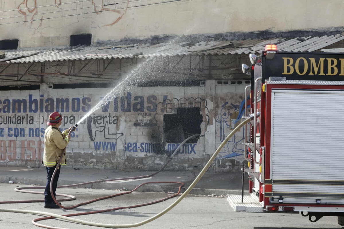 Incendio en antiguo Cinema 70 moviliza a Bomberos de Hermosillo
