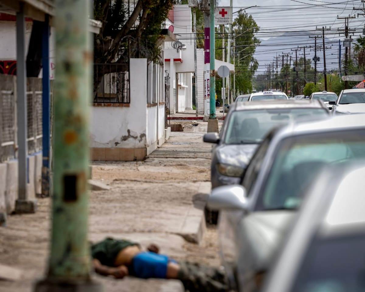 El calor también mata. Un hombre fue localizado sin vida sobre la calle Salina Cruz, en la colonia Pueblo Nuevo. De acuerdo con información de Semefo, la causa de muerte fue un golpe de calor, con lo que los fallecimientos asociados a las altas temperaturas superaron los 50 casos durante este verano. Javier Gallegos/LA CRÓNICA