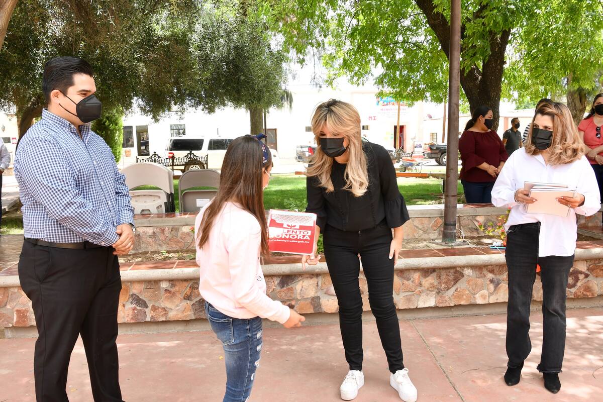 Supervisa Gobernadora entrega de becas para educación básica en Banámichi y Huépac