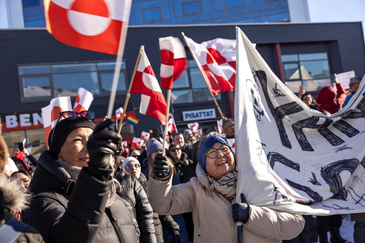 Nuuk (Greenland), 15/03/2025.- People take part in a demonstration in front of the US consulate in Nuuk, Greenland, 15 March 2025, under the slogan 'Greenland belongs to the Greenlandic people'. (Protestas, Groenlandia) EFE/EPA/CHRISTIAN KLINDT SOELBECK DENMARK OUT