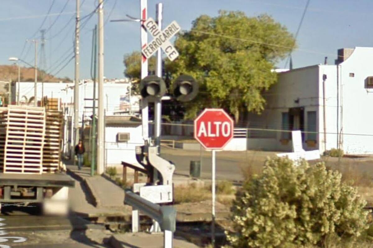 Arrolla tren a automovilista en Nogales y resulta ileso