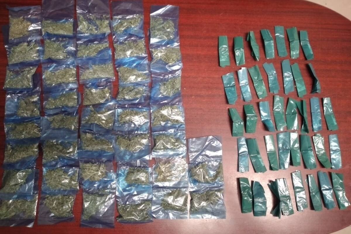 Ve operativo, corre y tira bolsa con droga