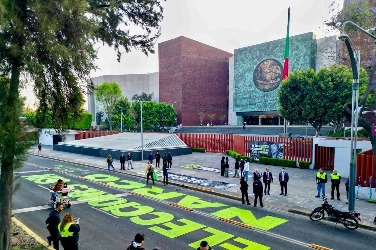 “Elecciones sin narco”: Ese fue el mensaje que apareció pintado en el asfalto frente a la Cámara de Diputados