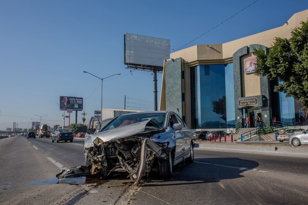 Accidente vehicular entre camión de valores y auto particular afecta la circulación en la Vía Rápida Poniente