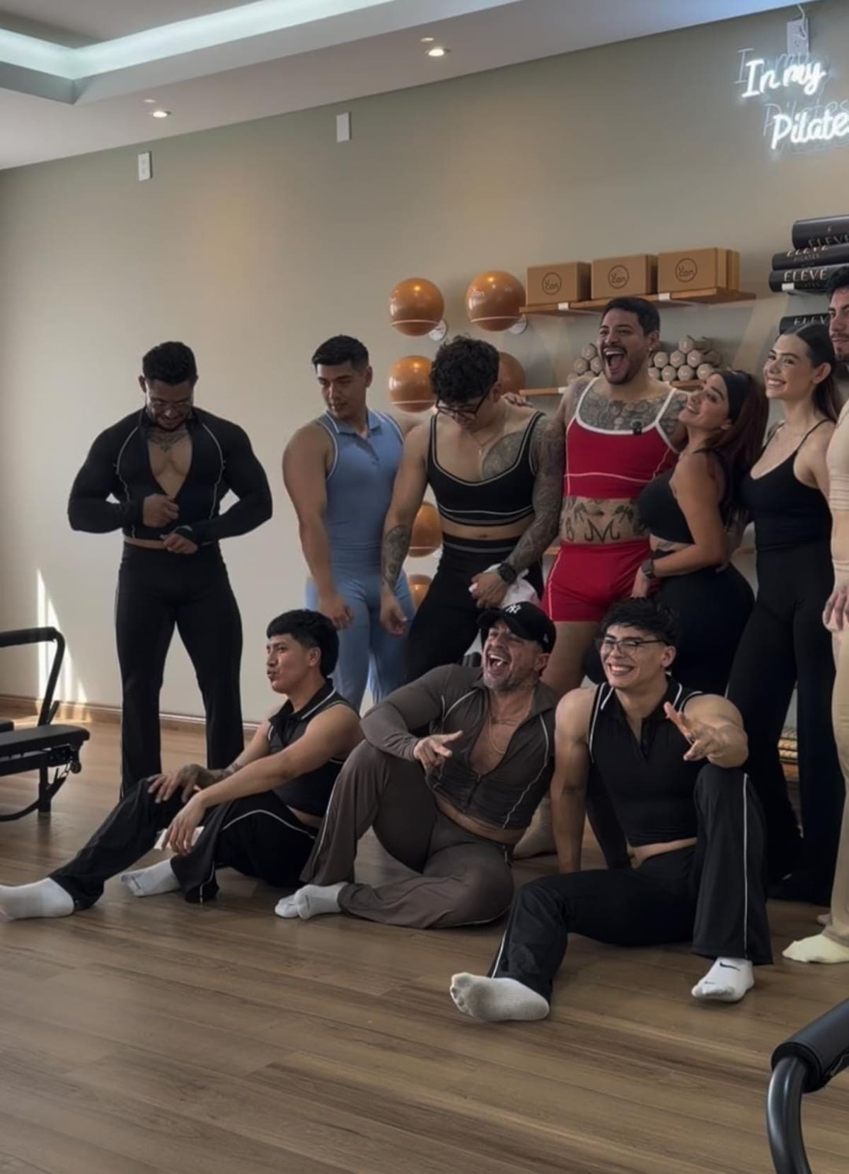 El líder de Grupo Firme probó una clase en “Élevé pilates”, negocio que abrió en sociedad con su esposa. Foto: redes