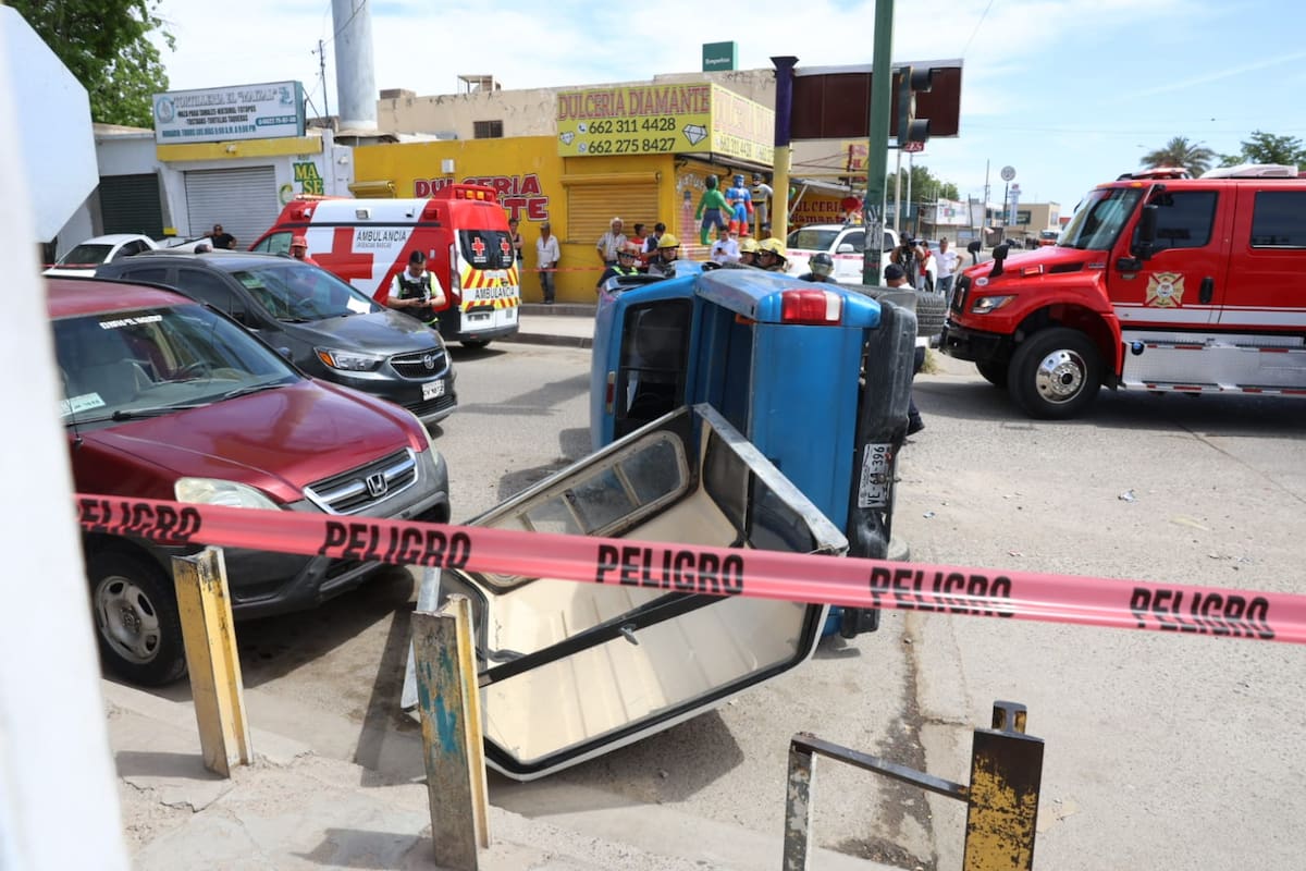 Choque con volcamiento entre dos vehículos en Hermosillo deja un adulto mayor y dos menores lesionados