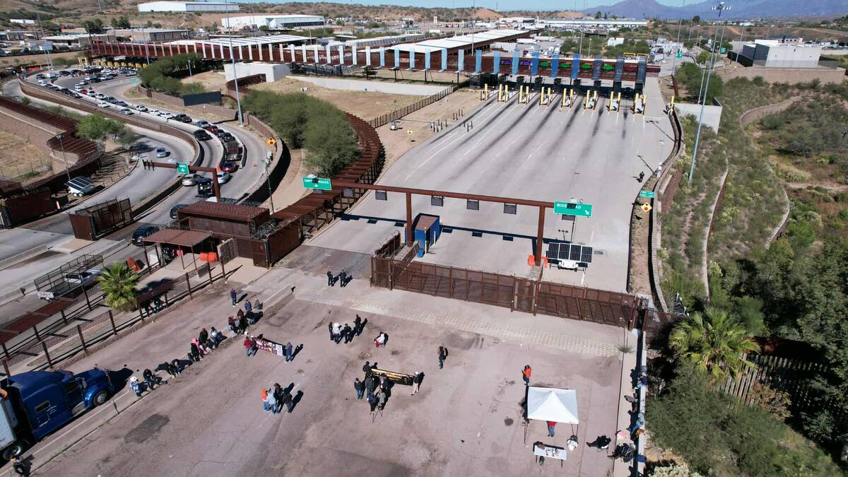 Así luce la frontera cerrada por los transportistas y productores sinaloenses. FOTO: MANUEL JIMÉNEZ