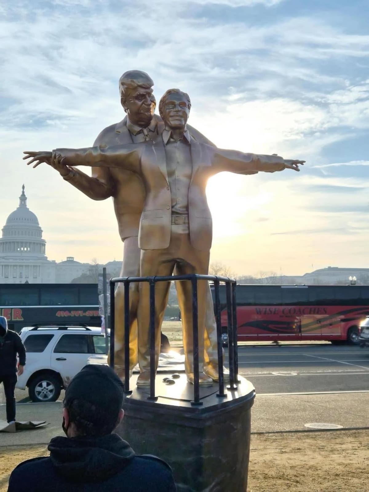 Instalan en Washington una polémica estatua de Donald Trump y Jeffrey Epstein inspirada en “Titanic”