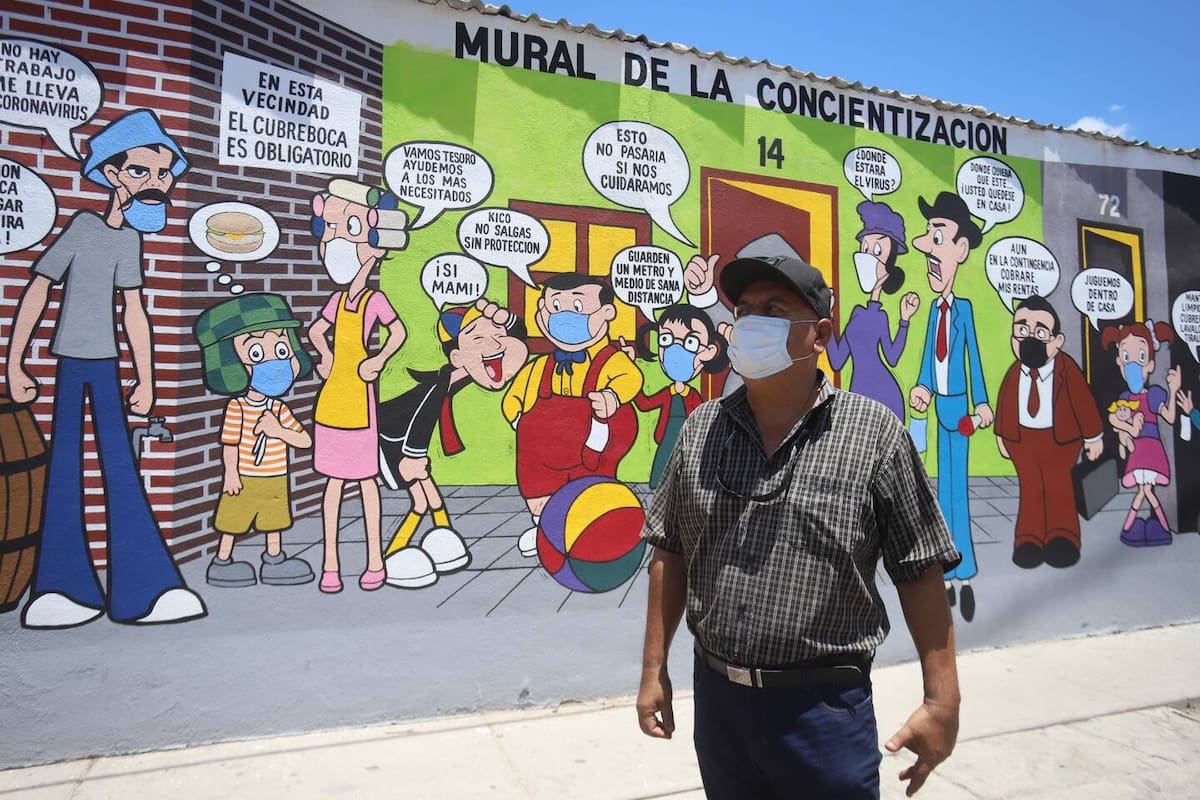 'Ticho' en el año 2020 posa frente a su obra adaptada con el tema del Covid 19 para concientizar a la sociedad a seguir las recomendaciones sanitarias. (Foto: Tadeo Borbón)