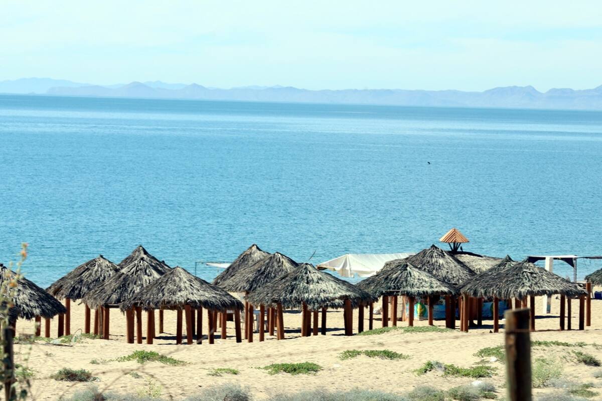 "Pelean" en Bahía de Kino por el control de las palapas