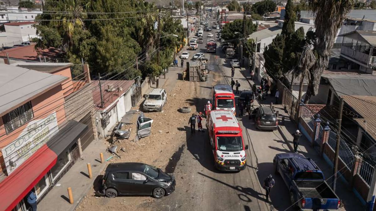 El accidente dejó varios vehículos dañados y al menos tres personas trasladadas a un hospital. Foto: Border Zoom